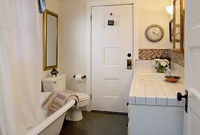 The Giraffe Inn at Old Parks Manor