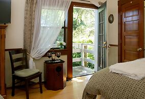 The Giraffe Inn at Old Parks Manor