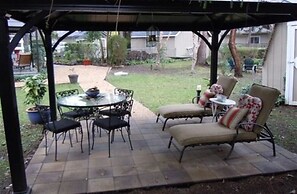 The Giraffe Inn at Old Parks Manor