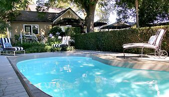 The Giraffe Inn at Old Parks Manor