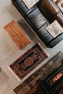 57sw - Fireplace - Wifi -  Sleeps 6 2 Bedroom Home by RedAwning