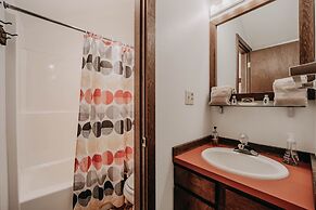 57sw - Fireplace - Wifi -  Sleeps 6 2 Bedroom Home by RedAwning