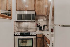 57sw - Fireplace - Wifi -  Sleeps 6 2 Bedroom Home by RedAwning