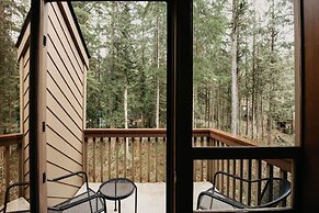 57sw - Fireplace - Wifi -  Sleeps 6 2 Bedroom Home by RedAwning