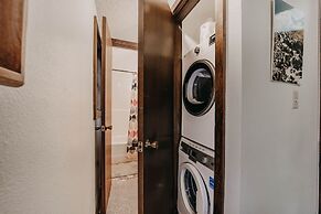 57sw - Fireplace - Wifi -  Sleeps 6 2 Bedroom Home by RedAwning