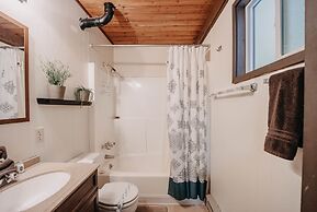 63mbr - Hot Tub - Bbq - Pets Ok - Wifi - Sleeps 6 2 Bedroom Home by Re