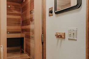 84sw - Sauna - Soaker Tub -  Fireplace - Sleeps 6 2 Bedroom Home by Re