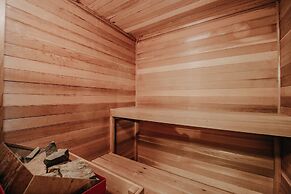 84sw - Sauna - Soaker Tub -  Fireplace - Sleeps 6 2 Bedroom Home by Re