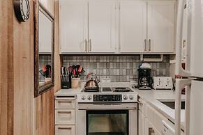 84sw - Sauna - Soaker Tub -  Fireplace - Sleeps 6 2 Bedroom Home by Re