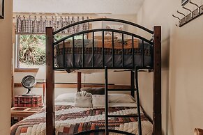 84sw - Sauna - Soaker Tub -  Fireplace - Sleeps 6 2 Bedroom Home by Re