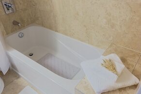 Noel Suites - York and Bremner