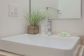 Noel Suites - York and Bremner