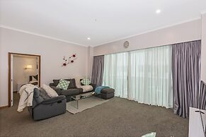 Luxury 2BR Apartment at Central Location