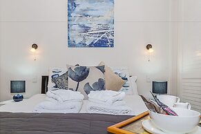 Luxury 2BR Apartment at Central Location