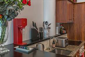 Luxury 2BR Apartment at Central Location