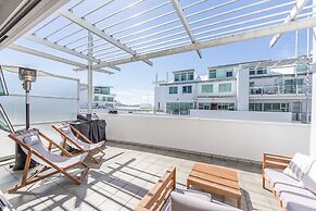 Elegant 2BR Princes Wharf Apartment