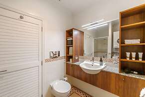 Elegant 2BR Princes Wharf Apartment