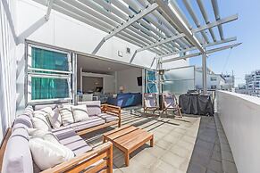 Elegant 2BR Princes Wharf Apartment