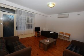 Glenelg Holiday Apartments-Ellis