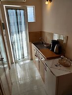 Yanna Studios & Apartments