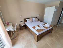 Yanna Studios & Apartments