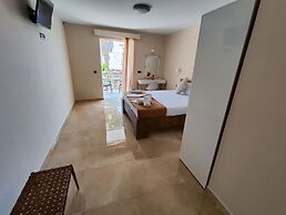 Yanna Studios & Apartments