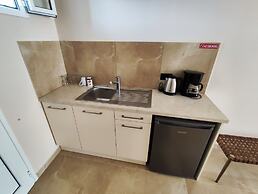 Yanna Studios & Apartments