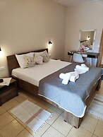 Yanna Studios & Apartments