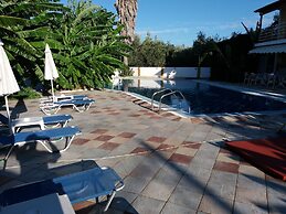 Yanna Studios & Apartments