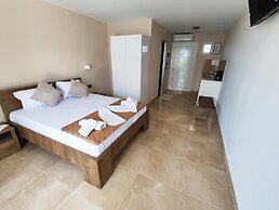 Yanna Studios & Apartments