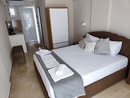 Yanna Studios & Apartments