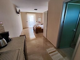 Yanna Studios & Apartments