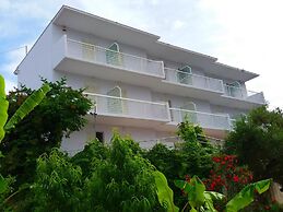 Yanna Studios & Apartments