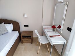 Yanna Studios & Apartments