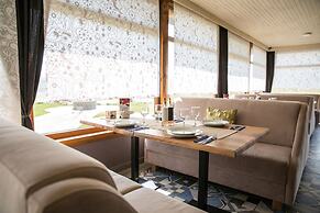Seven Seasons Hotel