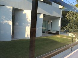 Infinity White Complex