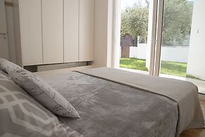 Infinity White Complex