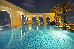 Ami Splendid Rooftop Pool