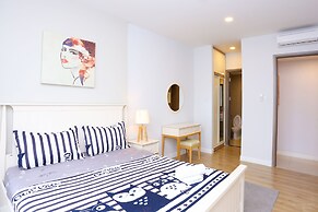 Ami Splendid Rooftop Pool