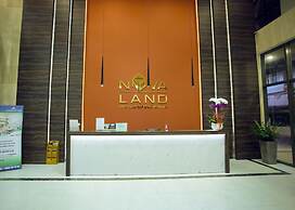 Ami Splendid Rooftop Pool