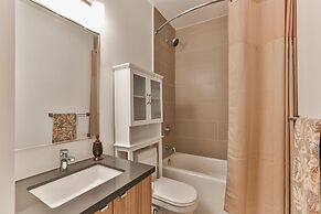 QuickStay - Chic in Yorkville (Yonge & Bloor)