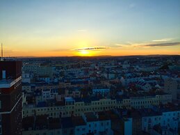 Isabella Penthouse 15th Floor, Seafront