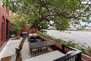 Amdaeng Bangkok Riverside Hotel