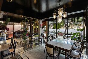 Amdaeng Bangkok Riverside Hotel