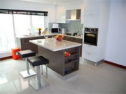 Sunrise 3 bedrooms Modern Apartment In Nai Harn