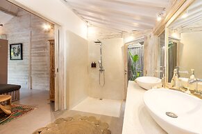 Villa Little Mannao by Villa Finder