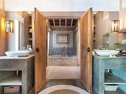 Villa Little Mannao by Villa Finder