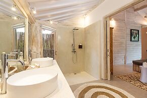 Villa Little Mannao by Villa Finder