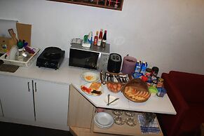 Buton Backpaker Lodge - Hostel