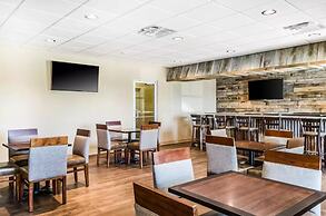 MainStay Suites Hackberry Sportsman's Lodge